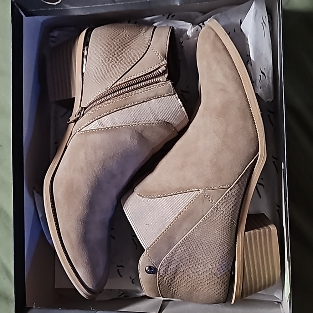 Simply Vera Vera Wang bootie, sand, 8.5, used with box.